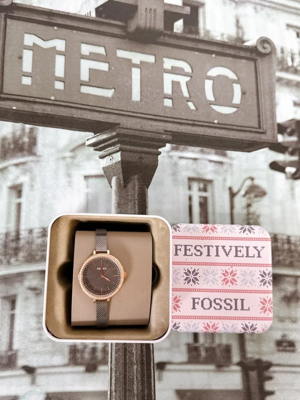 The Fossil Classic Minute BQ3458 watch features a modern monochromatic design wi